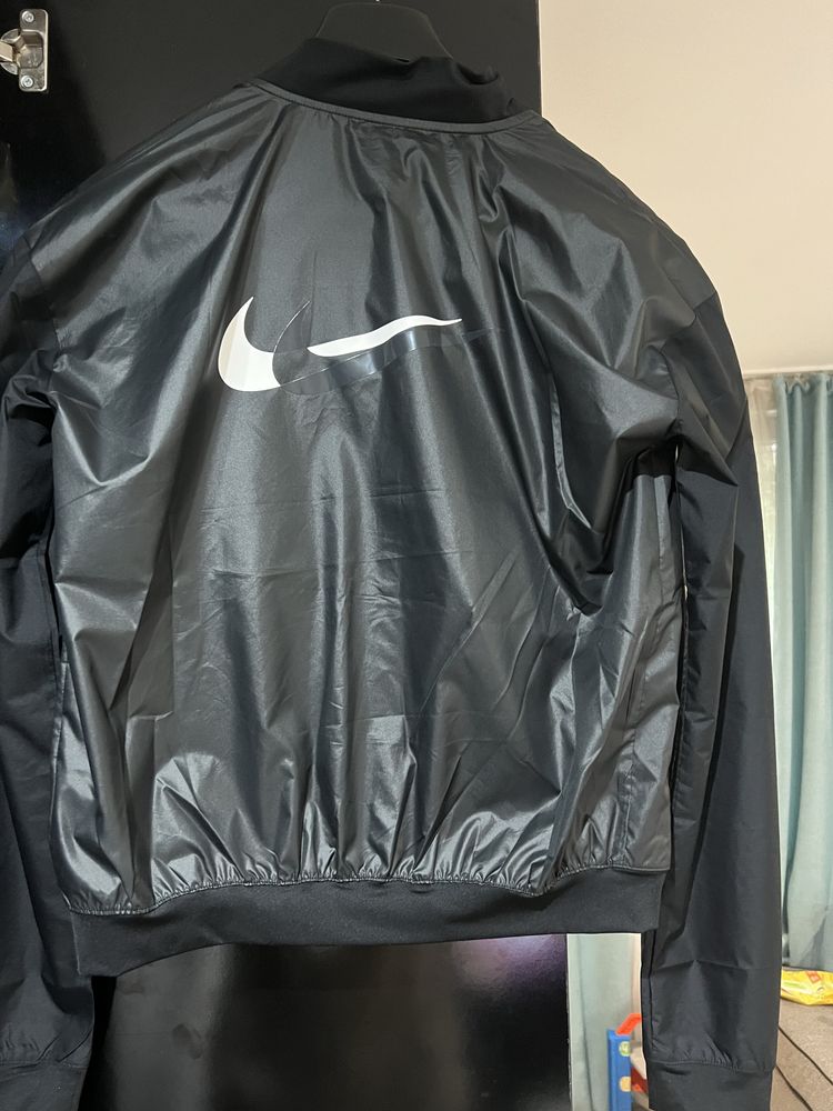 Чисто ново яке Nike - ветровка