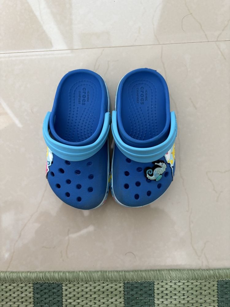 Papuci Crocs Baby Shark Marime C7 23-24