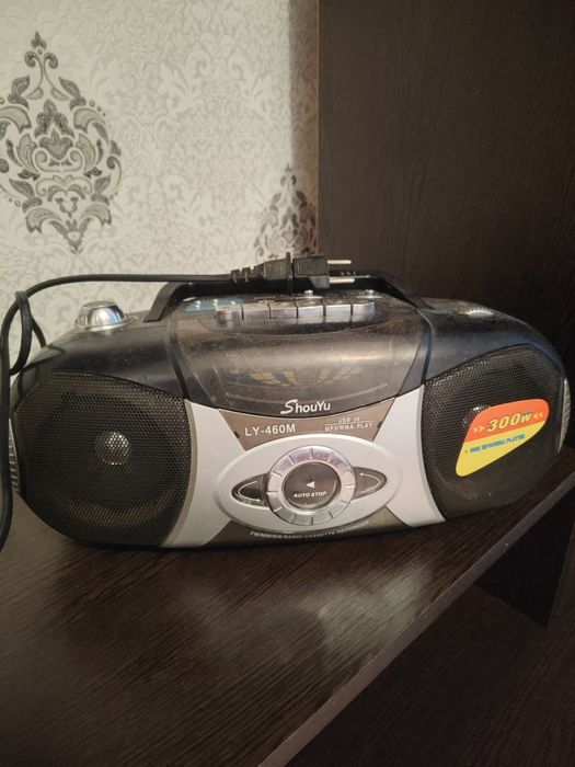 Магнитофон работает радио