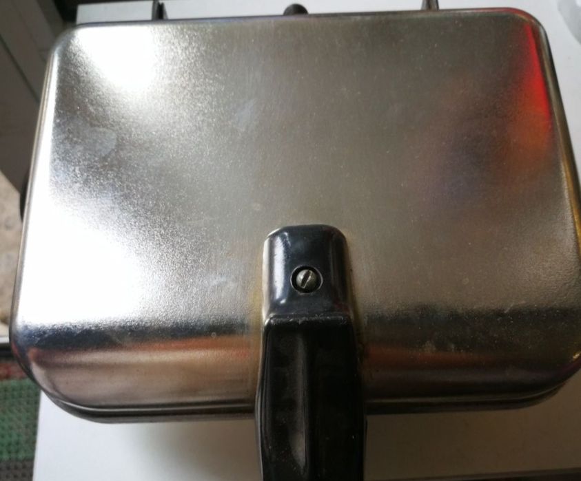 Продам советскую вафельницу.