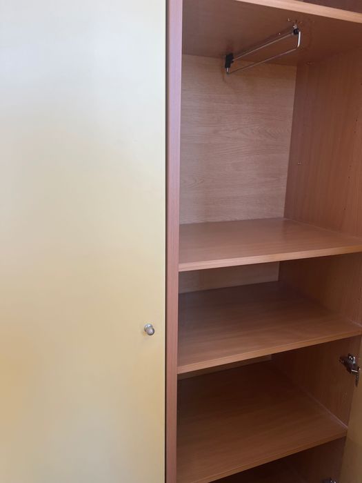 Гардероб с етажерки за детска стая