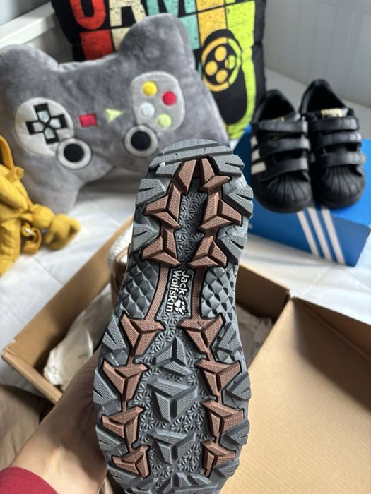 Яке Zara и боти Jack Wolfskin 33 номер