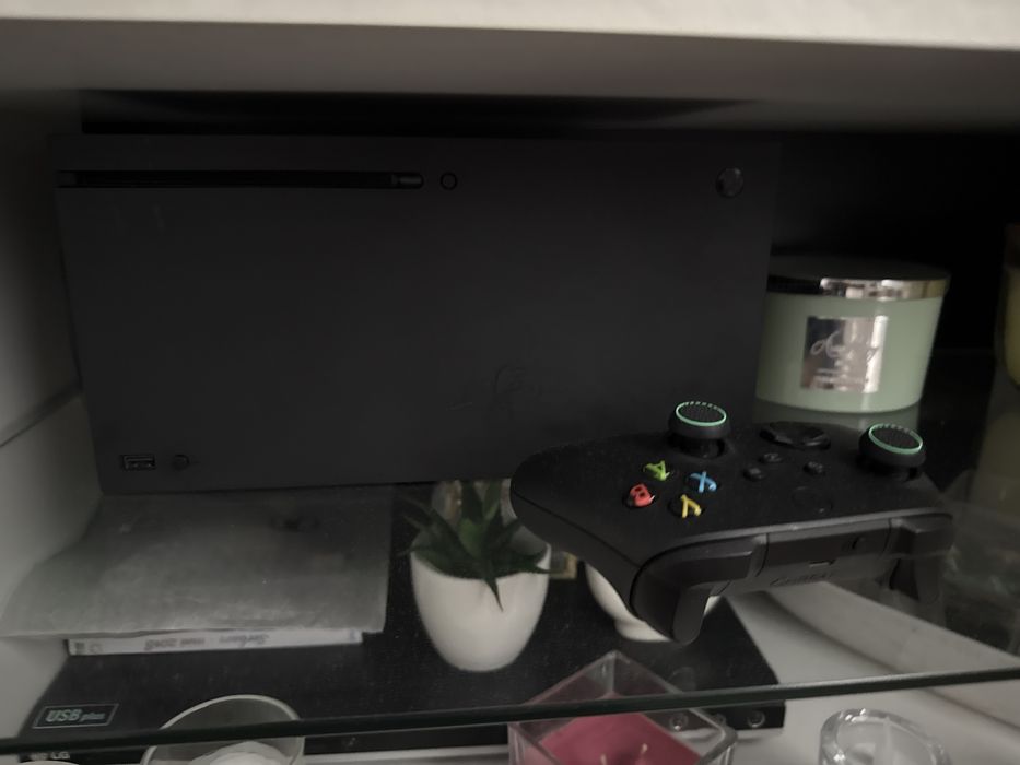 [Rezervat] Schimb/Vând Xbox series x încă în garanție.