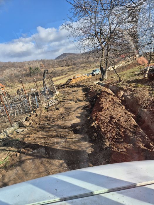 Inchiriez/Execut lucrări cu miniexcavator de 5 tone.