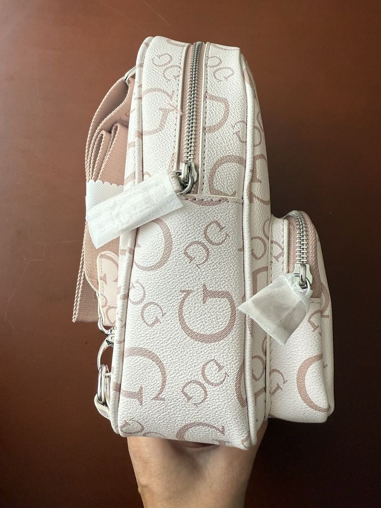 Нова, оригинална раница Guess