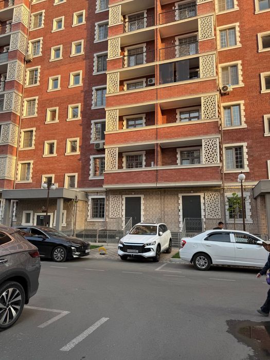 Mirobod Greenwich da 1-qavat 5 xona 125 kv kvartira sotiladi