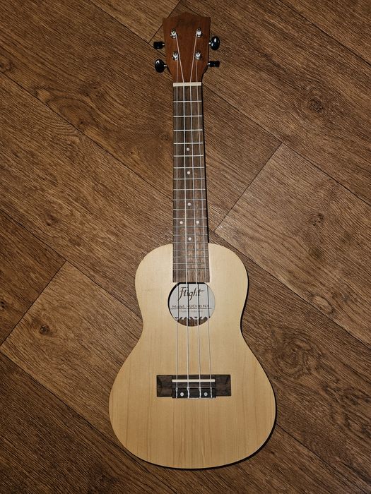 Продам новое  акулеле, цена в 2 раза дешевле поиобретаемой