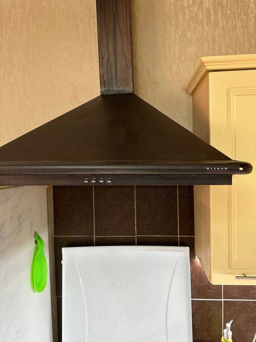 Продается комплект: печь для выпечки + кухонная вытяжка (б/у) рабочая