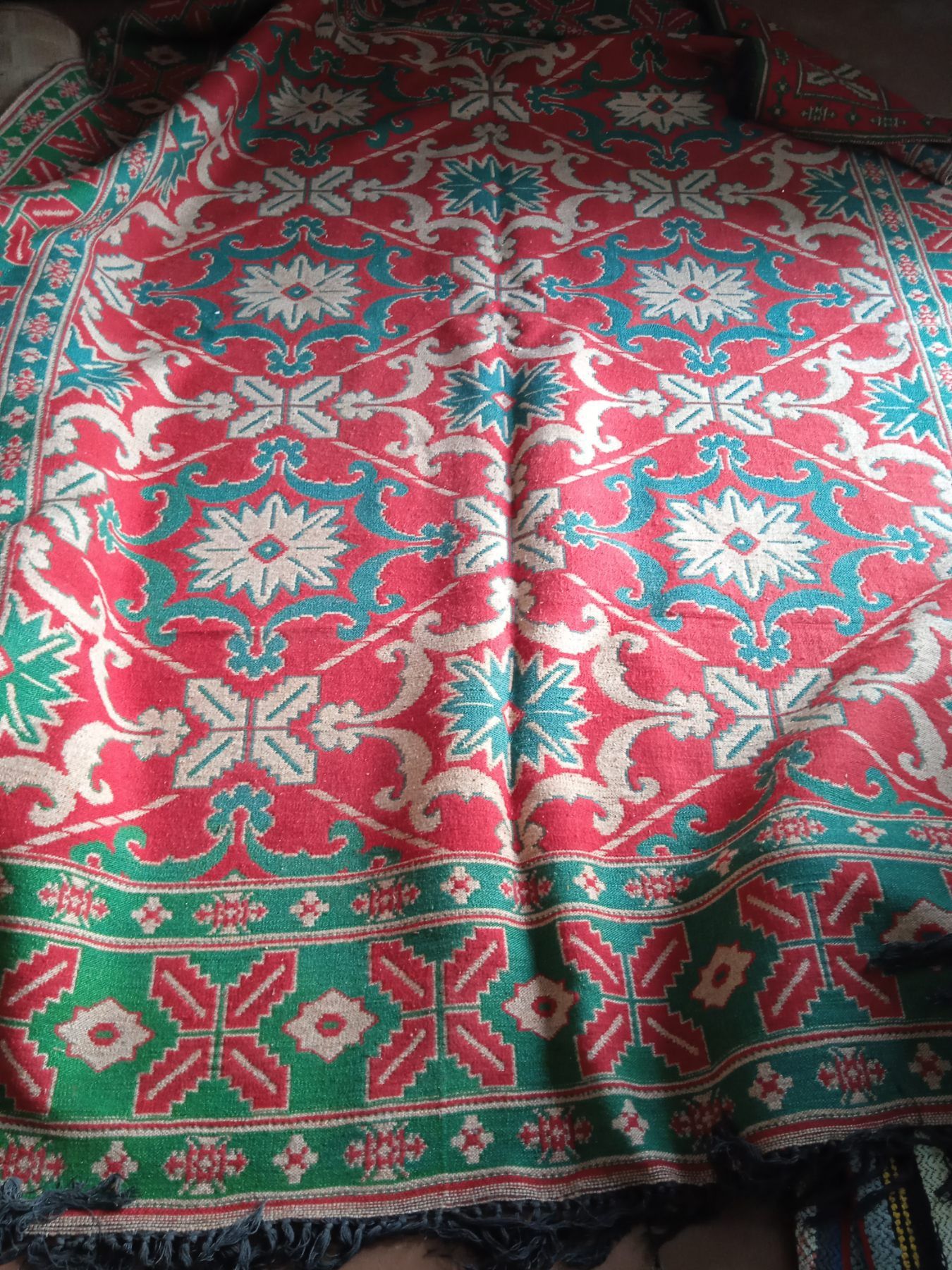 Шарен тъкан килим