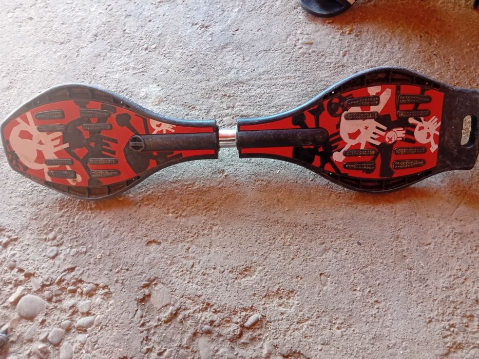 Vând wave board roșu scheleți