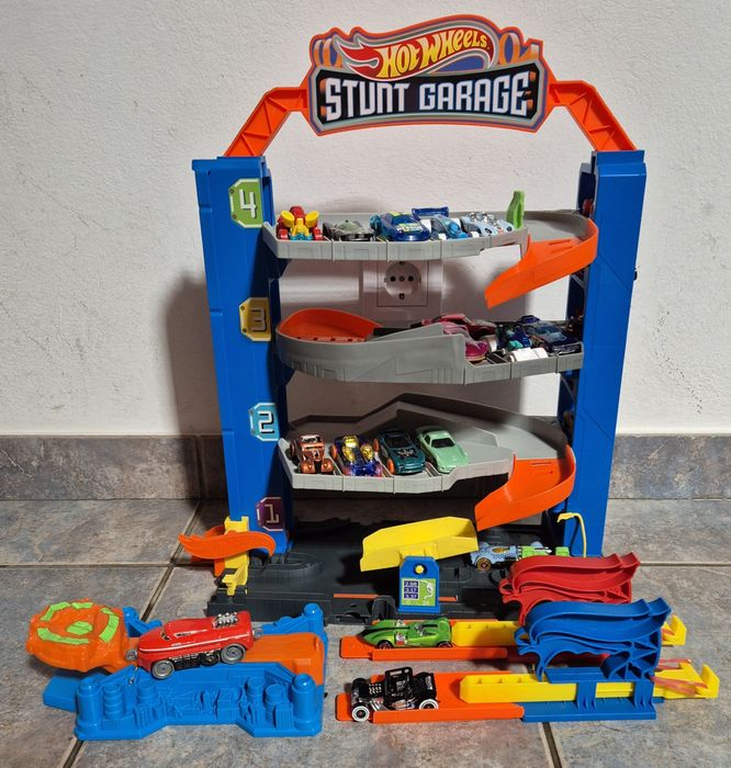 Seturi piste, lansatoare, masini Hot Wheels