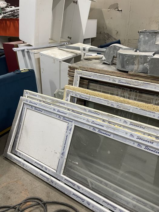 Пластиковый дверь 2 штук и окно 2 штук