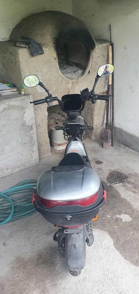 Skuter srochna sotiladi