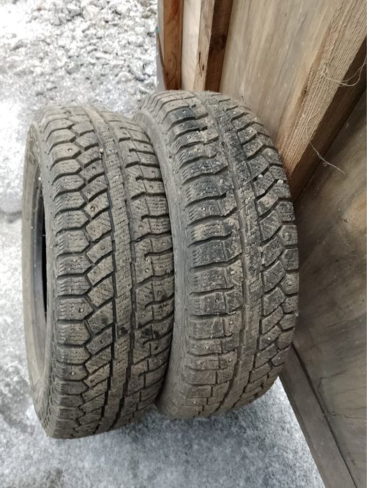 продается шипованные покрышки на 13