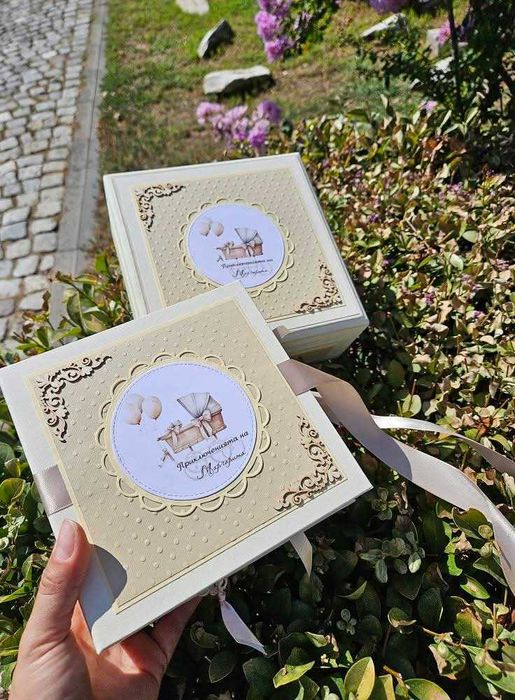 Албумче за новородено момиченце.