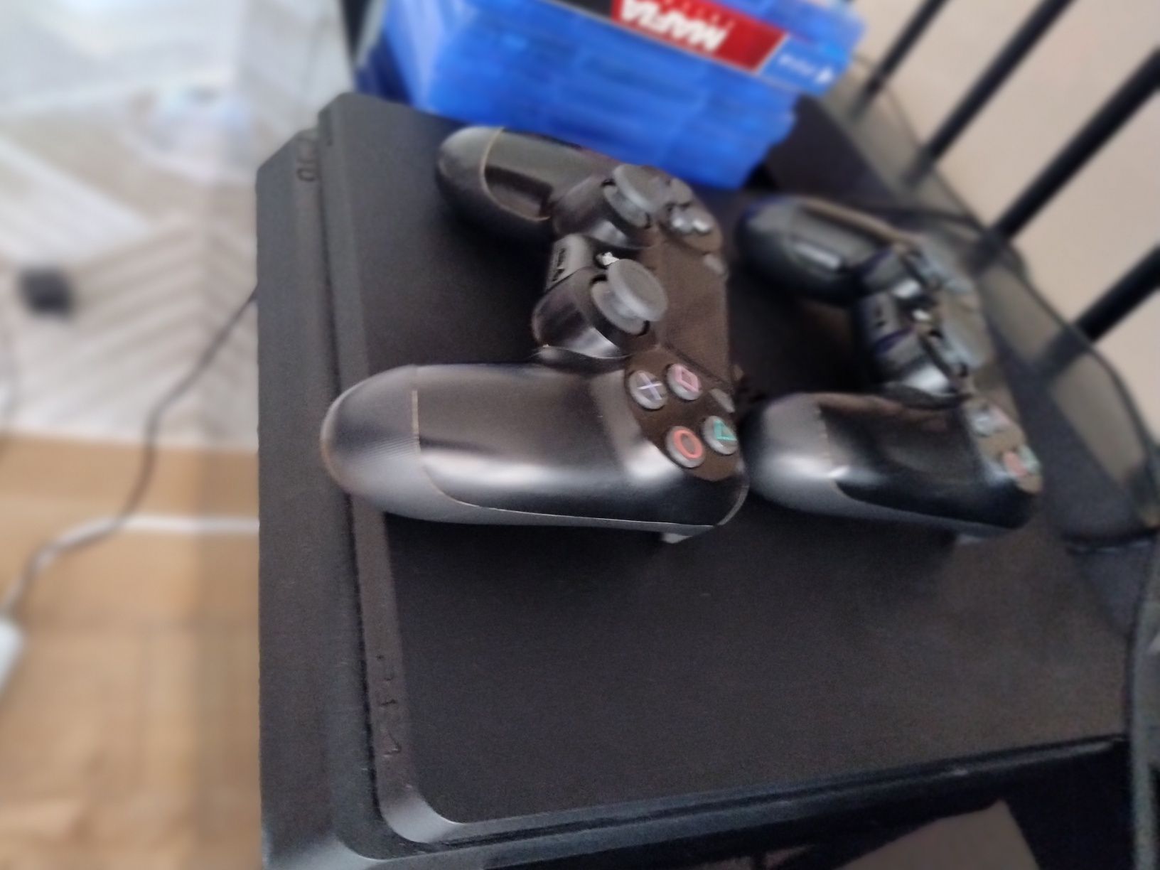 Vând PS 4 slim cu 1tb stocare