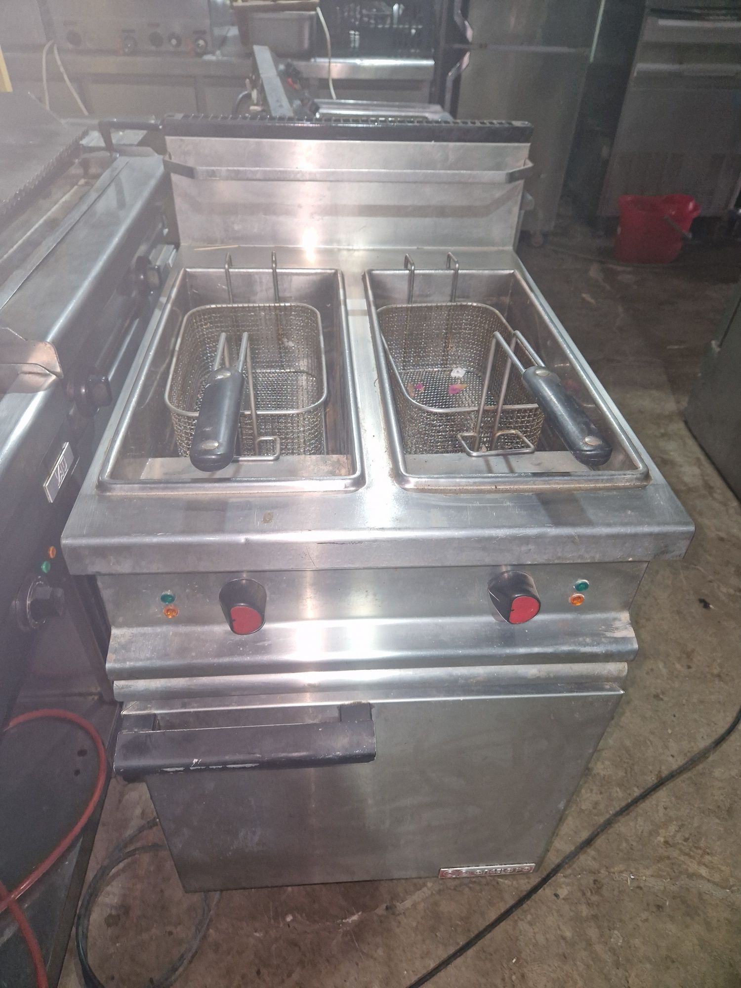 Friteuza dubla de.putere 2x 12 litri  pe gaz,cu banc, inox