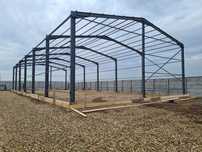 Hala pe structura metalica 17x35x5-6m învelită cu panouri sandwich