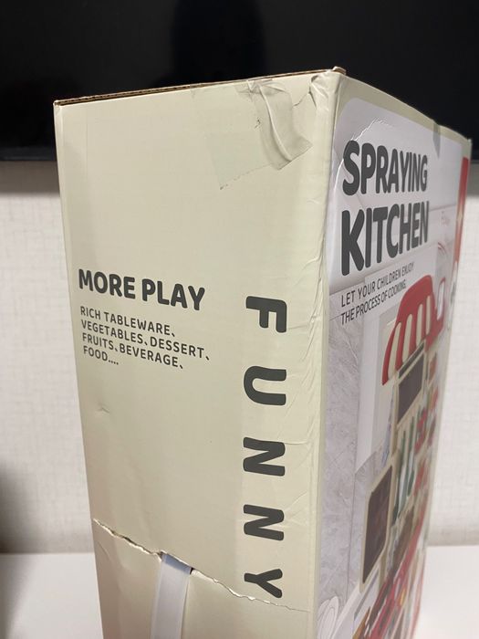 Кухня със светещи котлони, пара и мивка с течаща вода