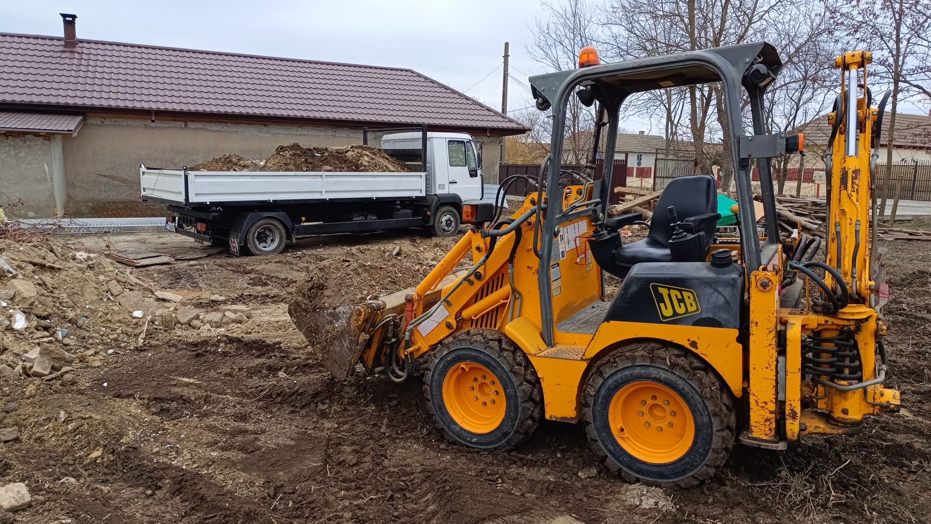 Închiriez mini buldoexcavator și basculantă 7.5t