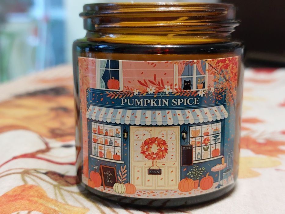 Кутия с тематика от книгата "Кафене "Пъмпкин спайс"