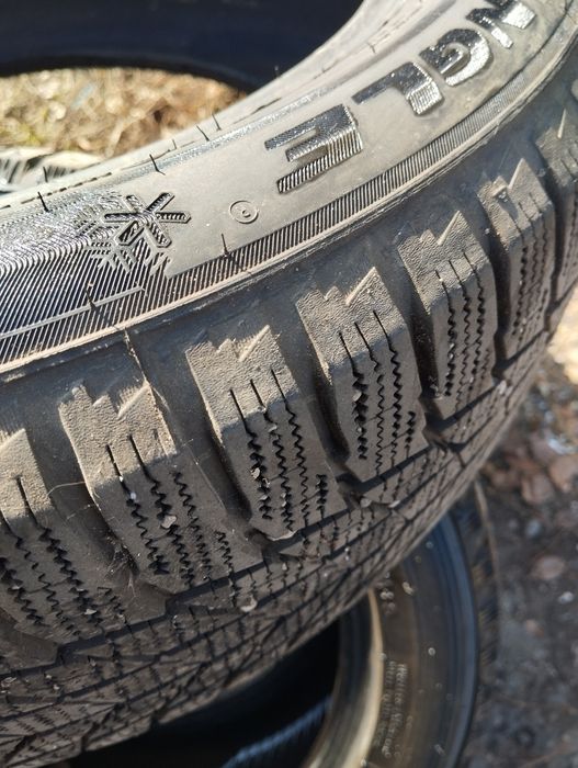 Зимный шины 215 55 R 17 размеры в хорошем состоянии фирма triangle