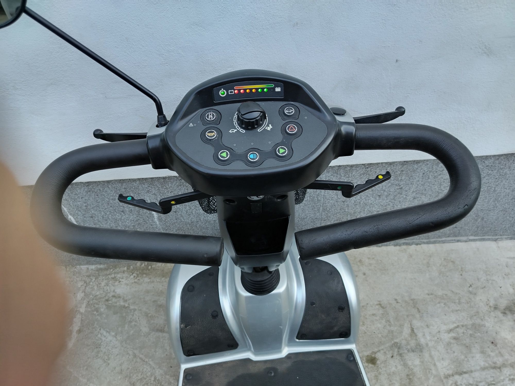 Cărucior scuter electric persoane cu dizabilități
