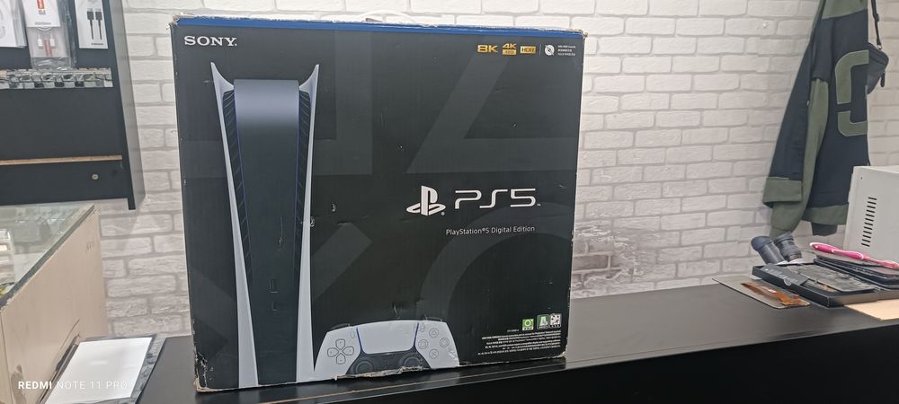PS5 fat  820 GB.