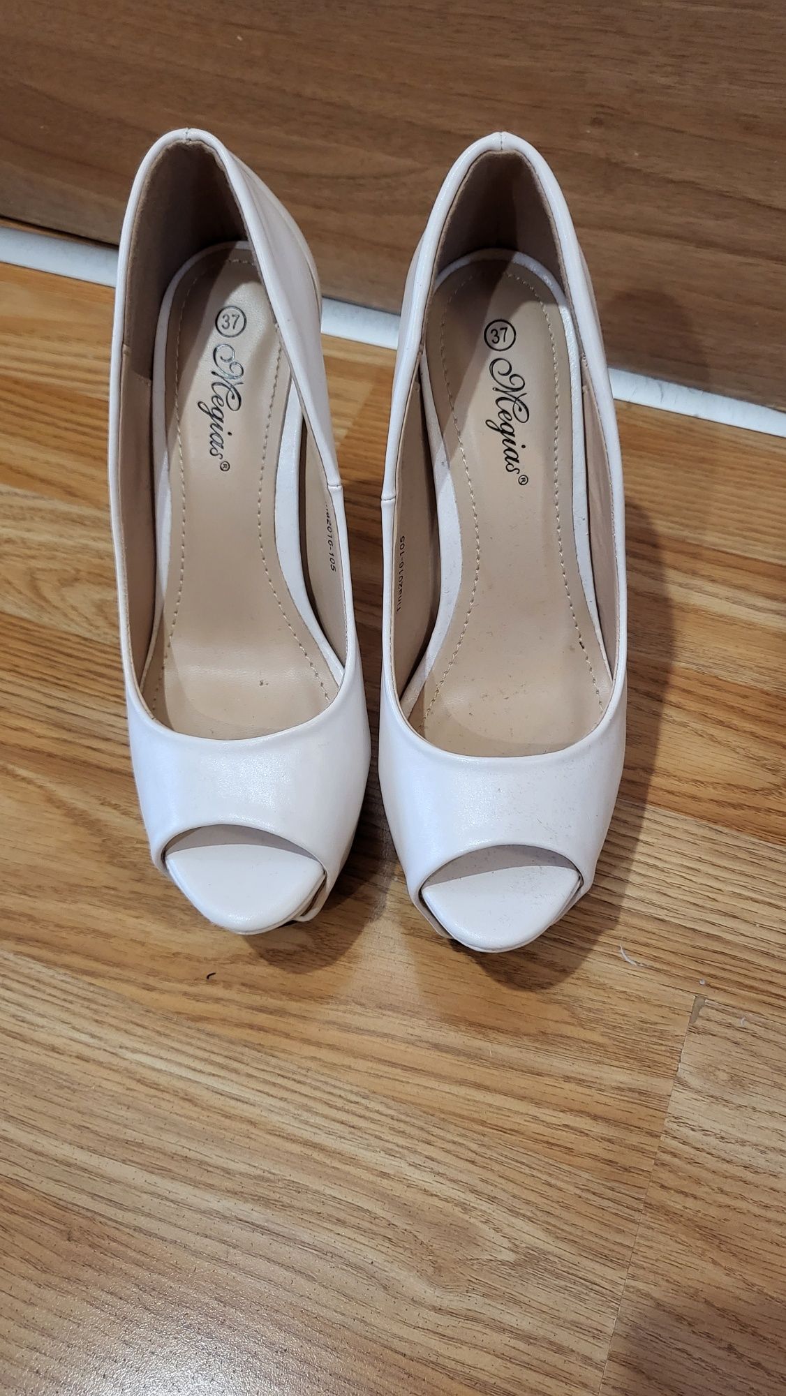 Дамски бели обувки