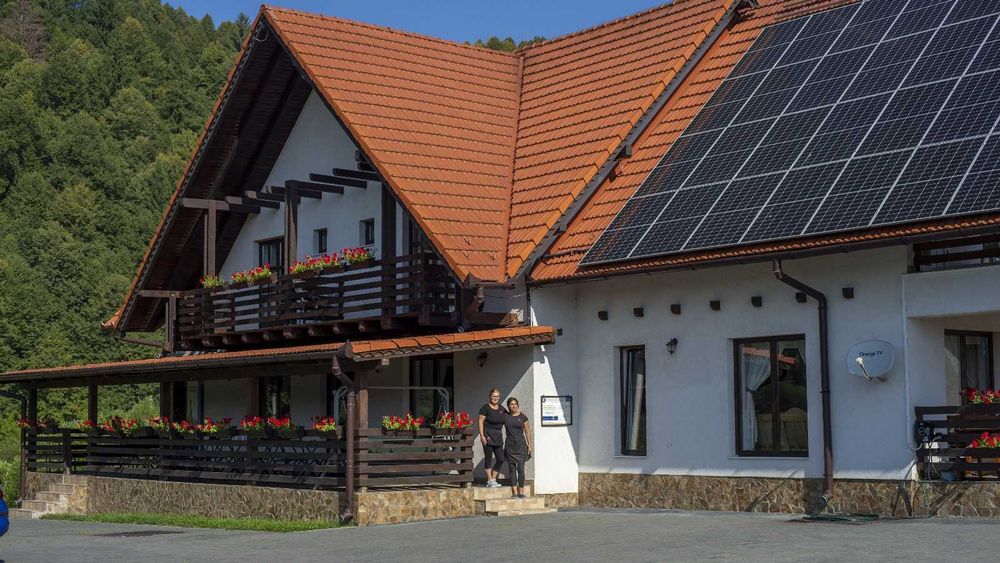 Pensiune cu 6 camere cu băi private, 18 locuri