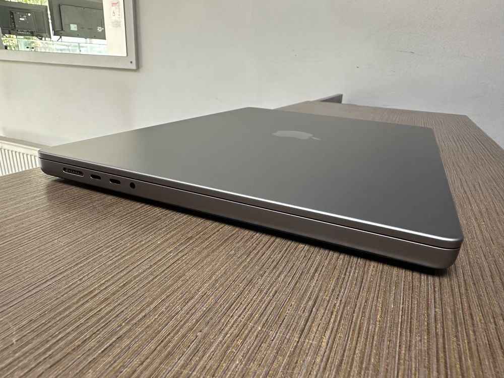 Macbook Pro 16 inch A2780 Apple M2 Max 32 GB RAM SSD 1 TB VG Roman