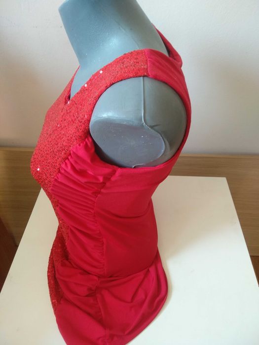 Рокля в червено с пайети