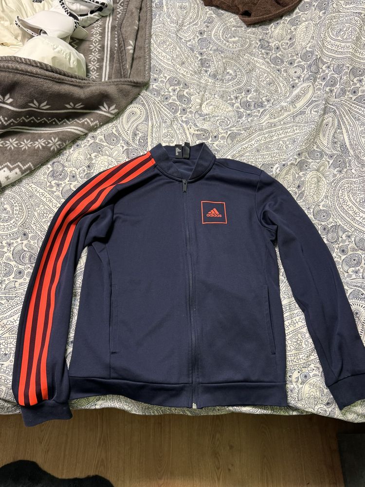 Продавам суитчър Adidas