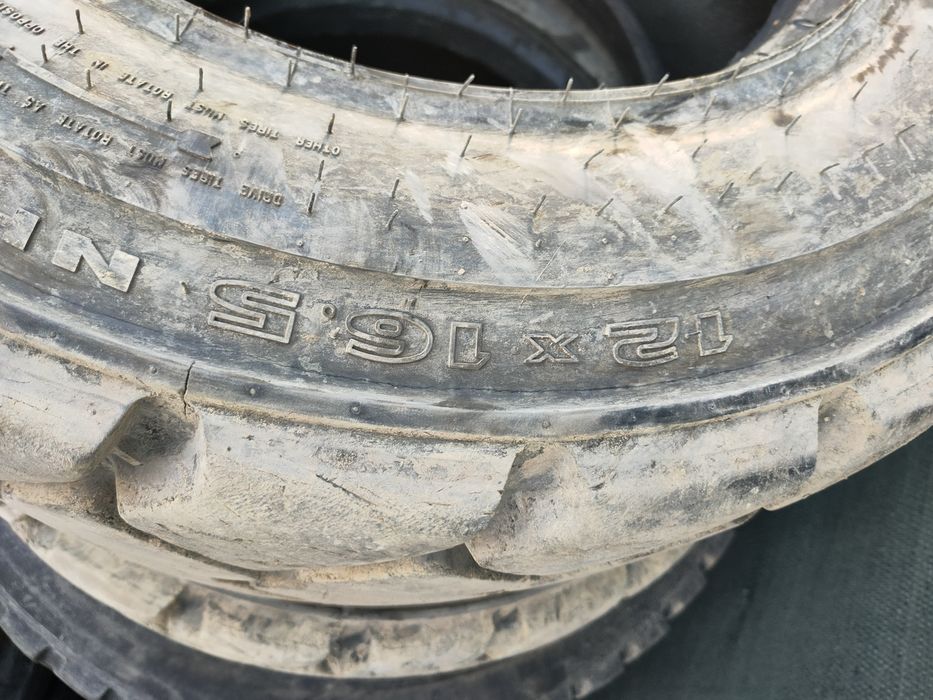 Vând anvelope 12-16,5