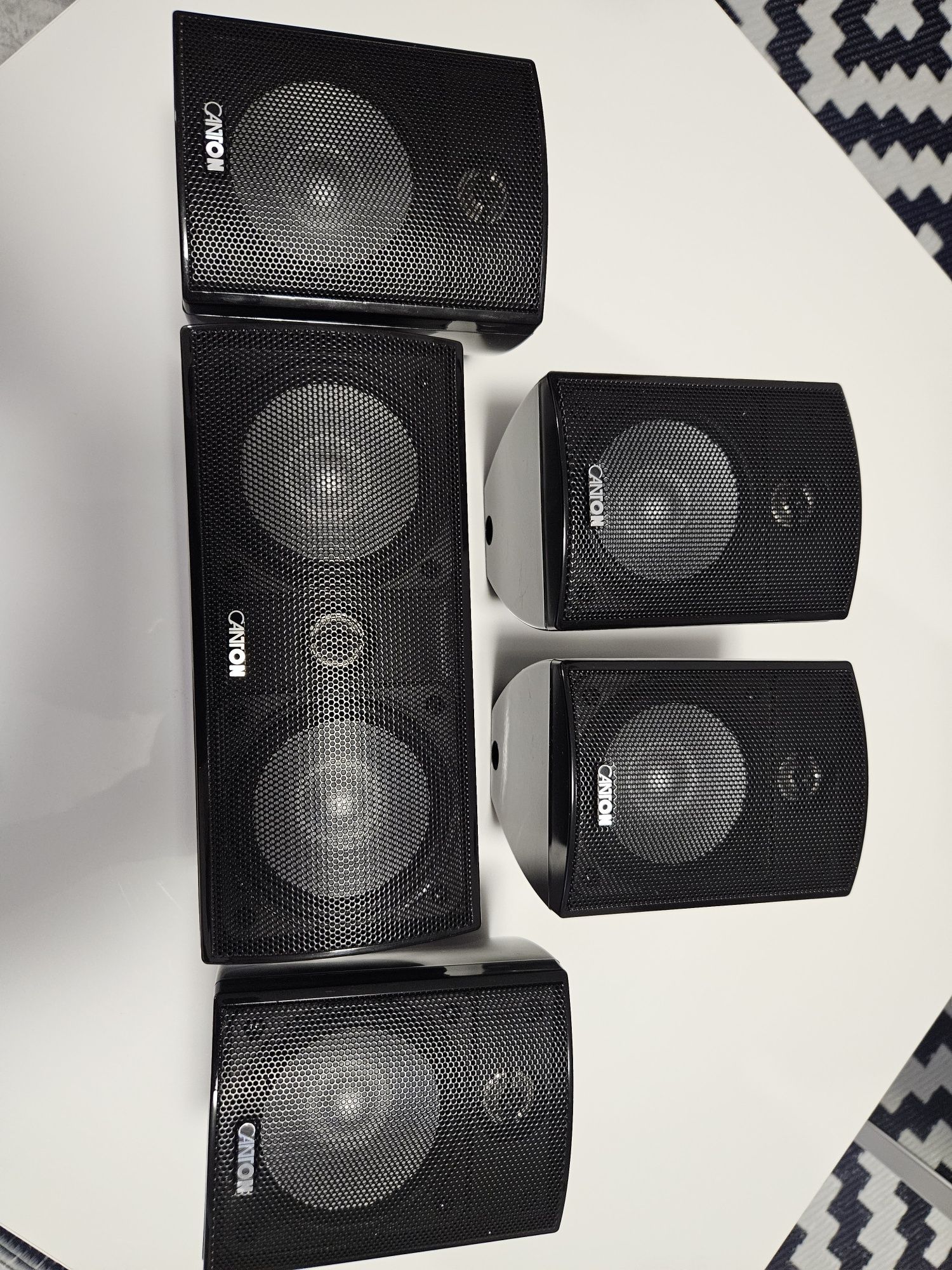 Vand sateliti de la un sistem audio canton mx