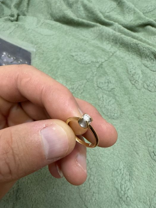 Золотое кольцо с брильянтом