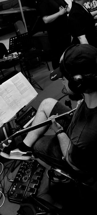 Predau lectii/cursuri de chitara clasica/electrica/bass