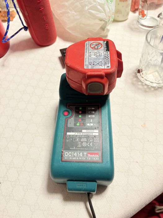 Incarcator makita plus 2 baterii una de 1,3ah si 3ah functional