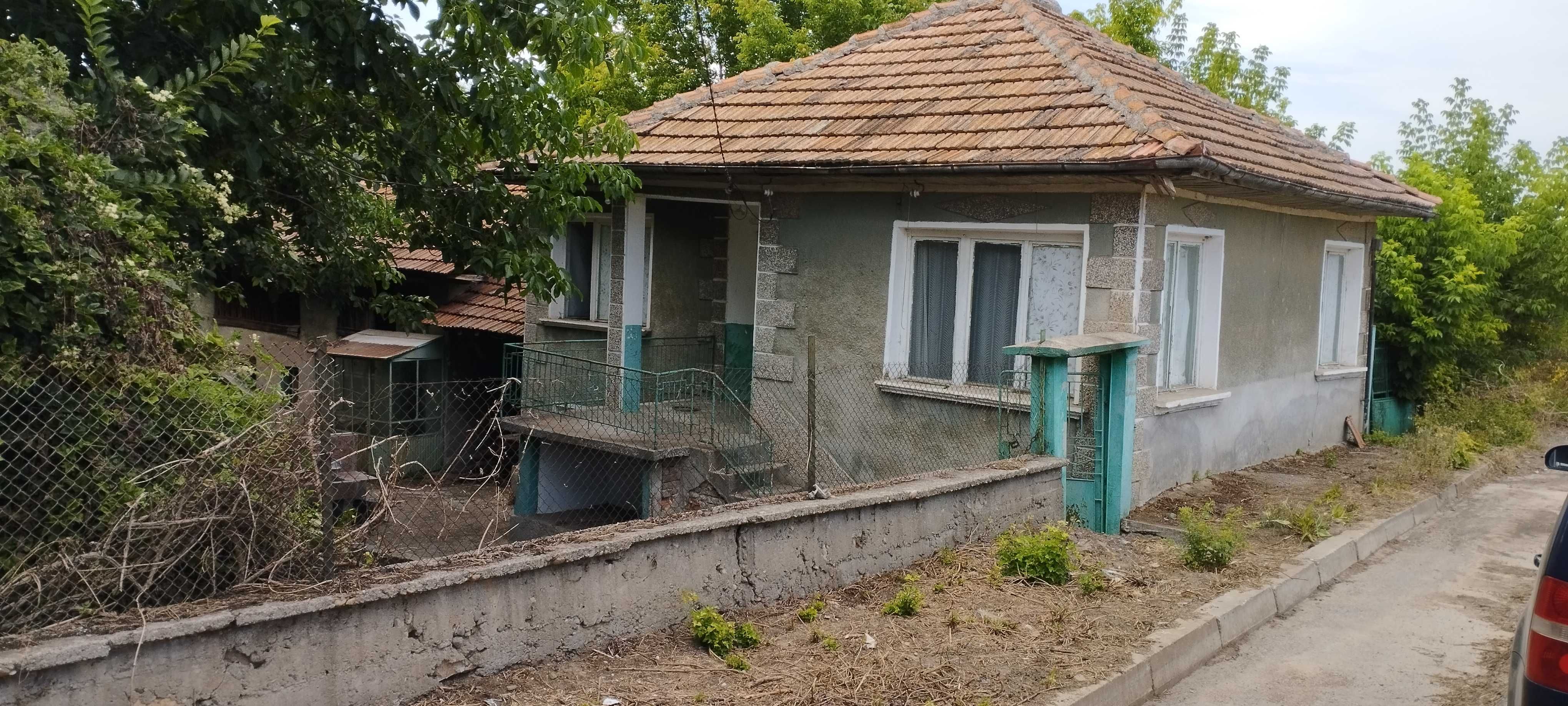 Къща за ремонт върху парцел от 1000 м²