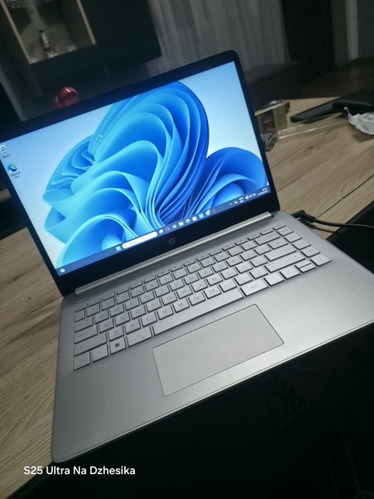 Лаптоп HP със зарядно и калъф