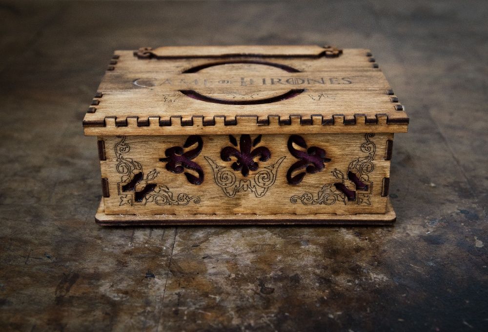 Игра на тронове музикална кутийка, Ръчно изработена дървена китийка
