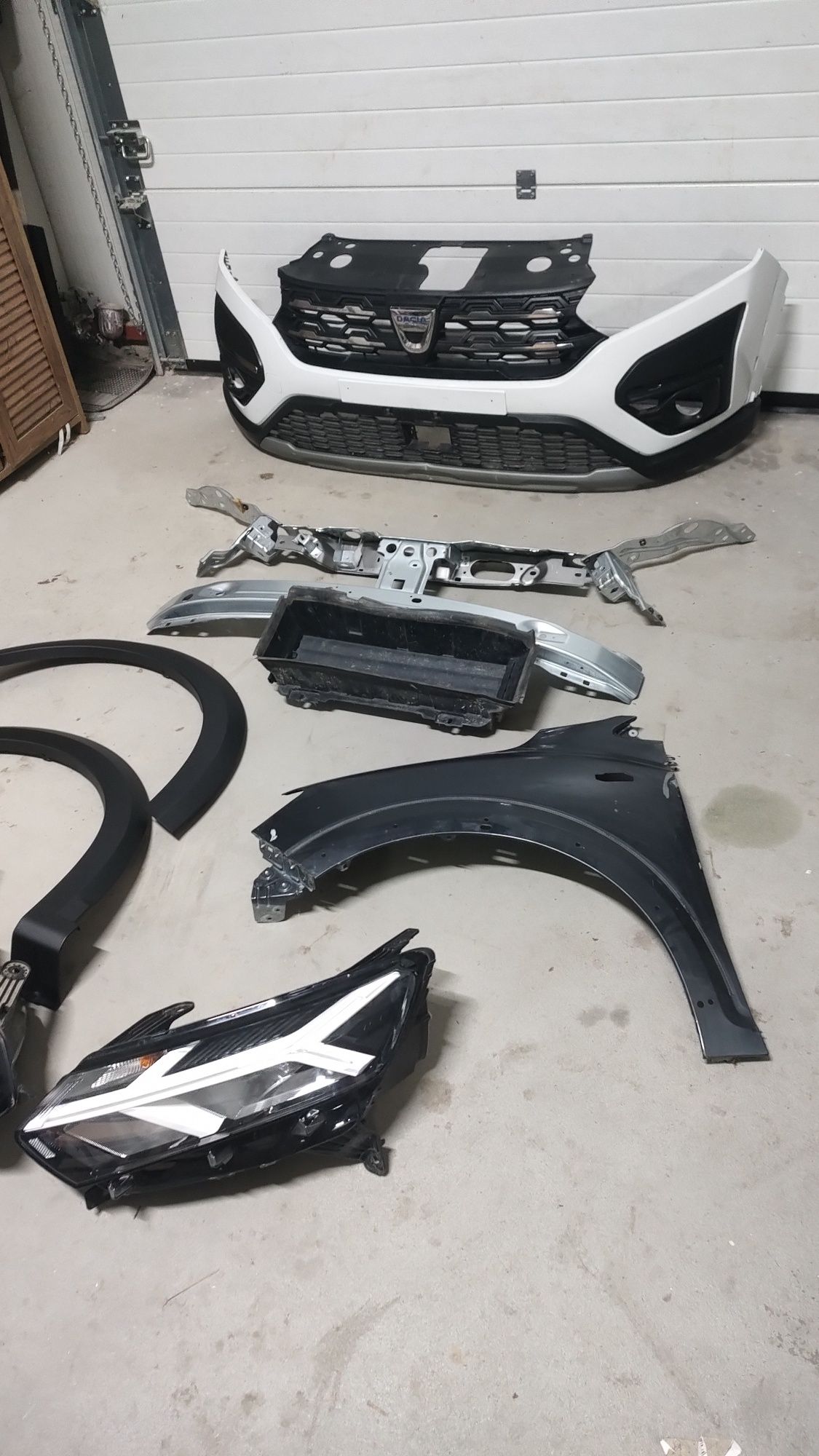 Bara fata ,faruri, trager, volet , faruri ,ornament aripi Dacia jogger