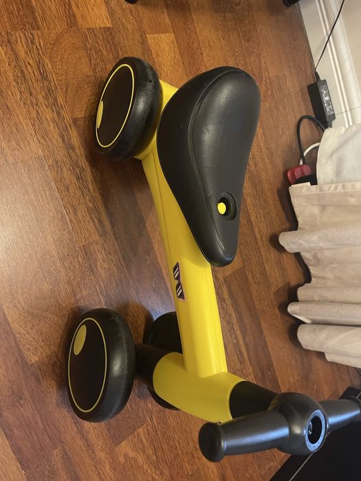 Bicicleta fara pedale PROCART, 4 roti, luminite LED si muzica, 1-3 ani