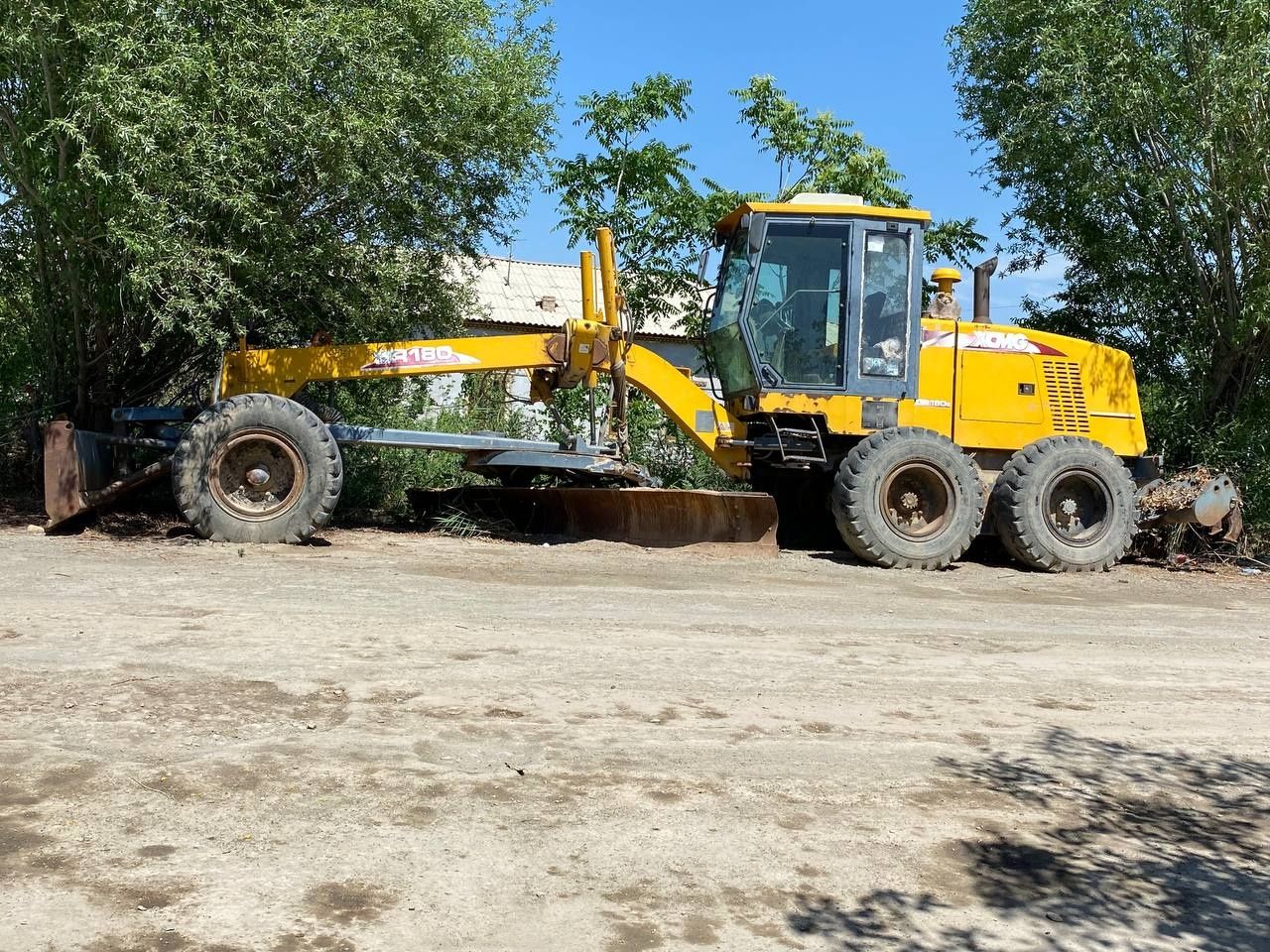 XCMG GR215 avtogreyderi sotiladi holati yaxshi narhi 450 mln kelishami