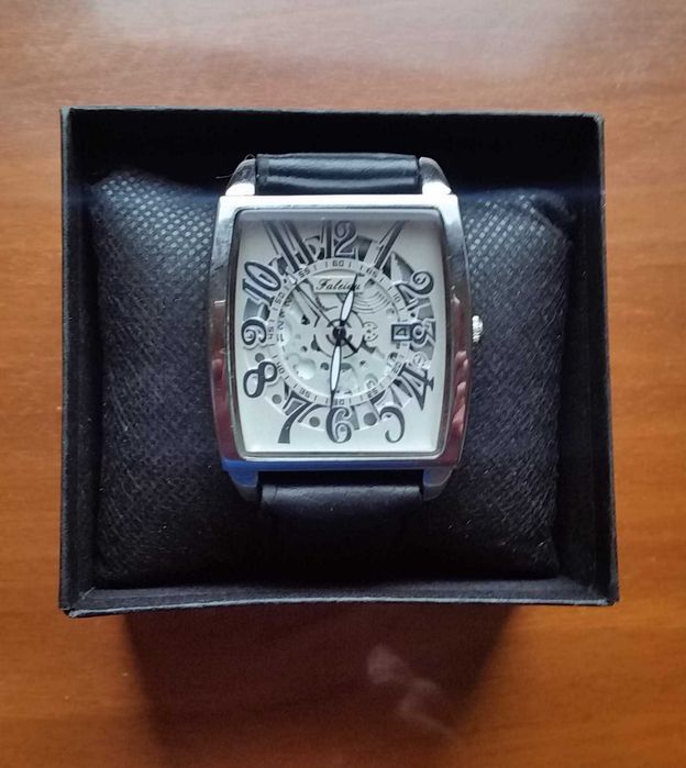 Оригинален кварцов часовник с кутия . НОВ !