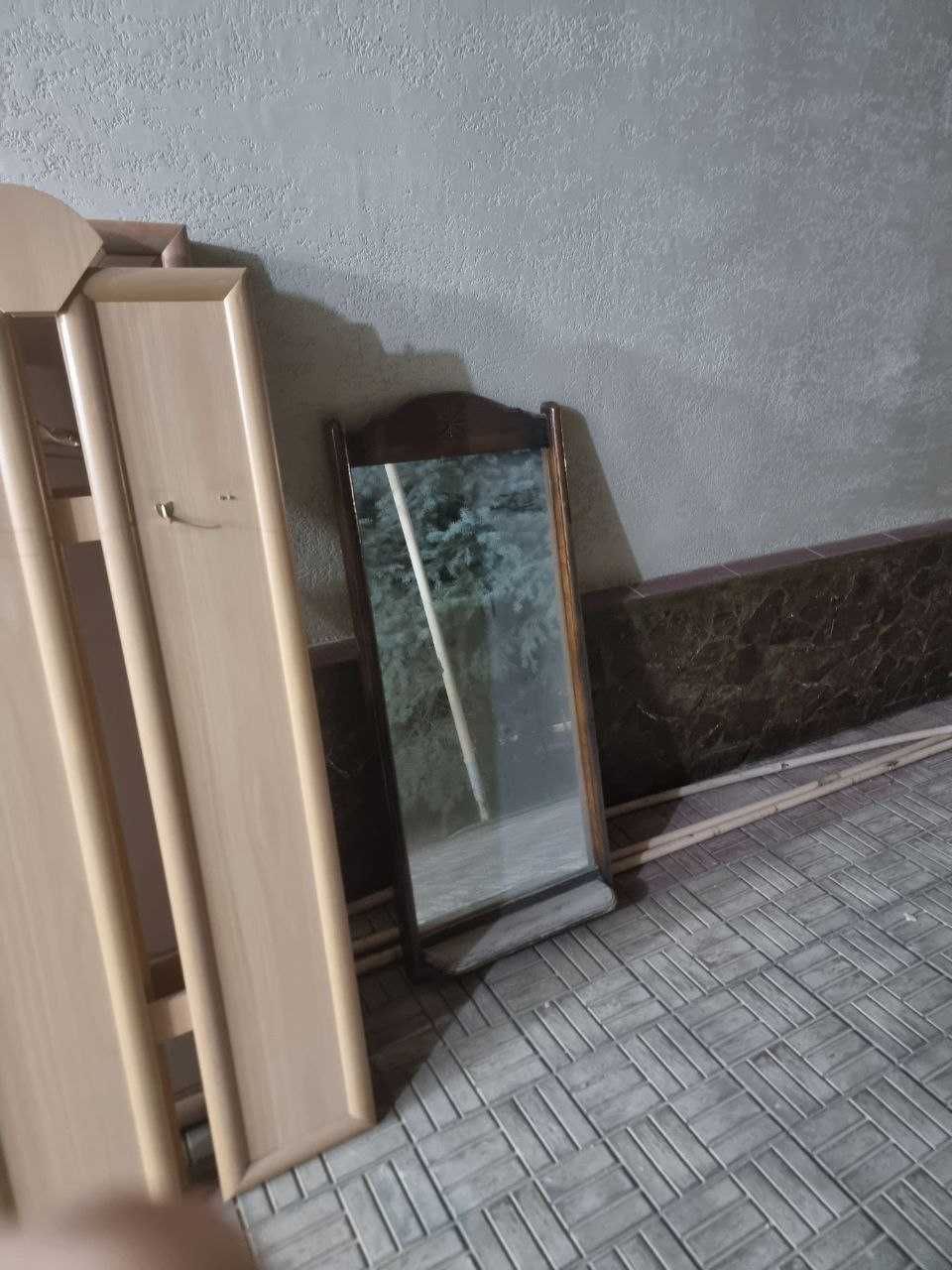 Продам вешалки для прихожей и зеркала в хорошем состоянии