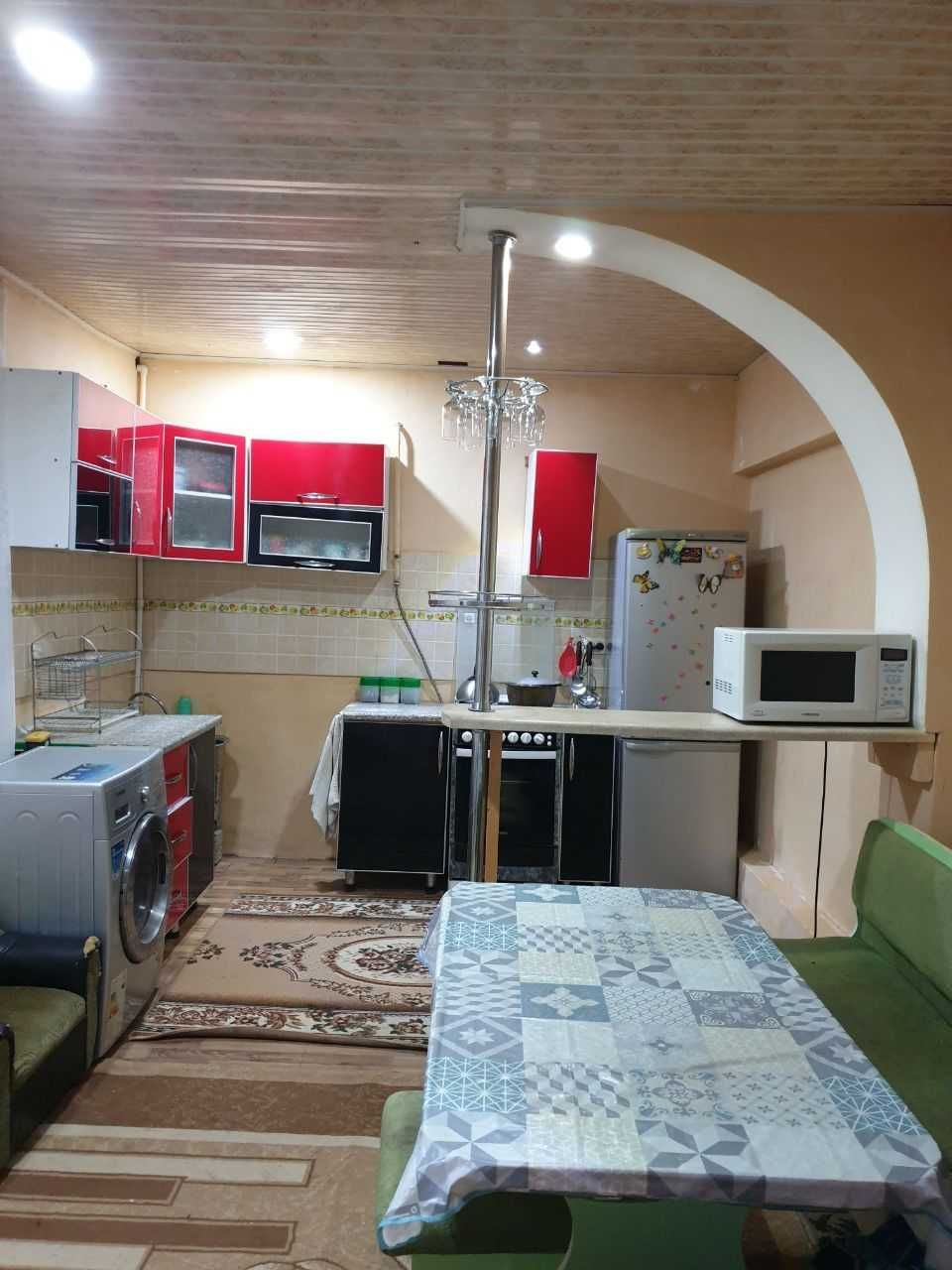 Продаётся дом в центре Янгибазара 8 соток