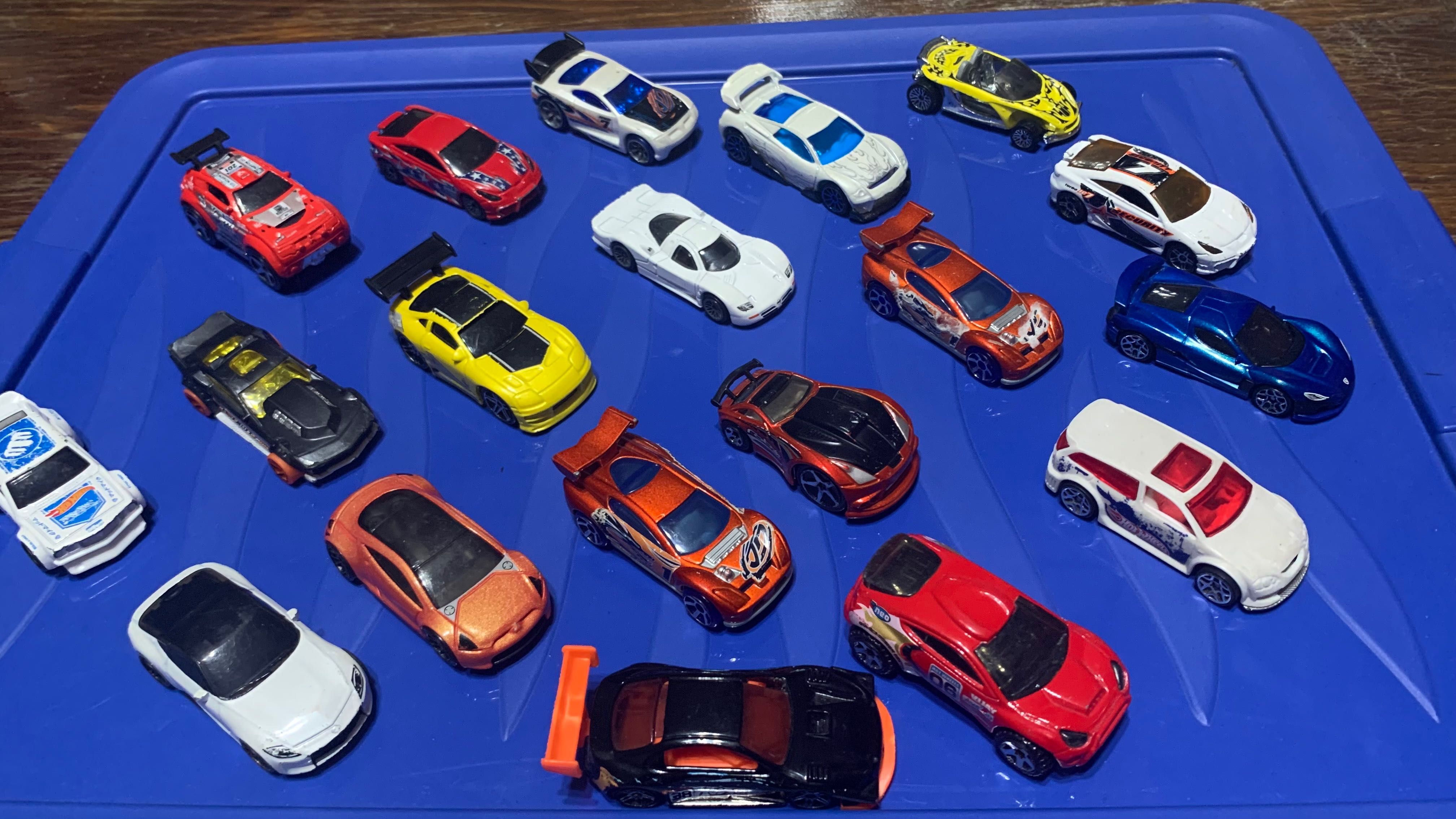 Метални колички на различни производители 1:64