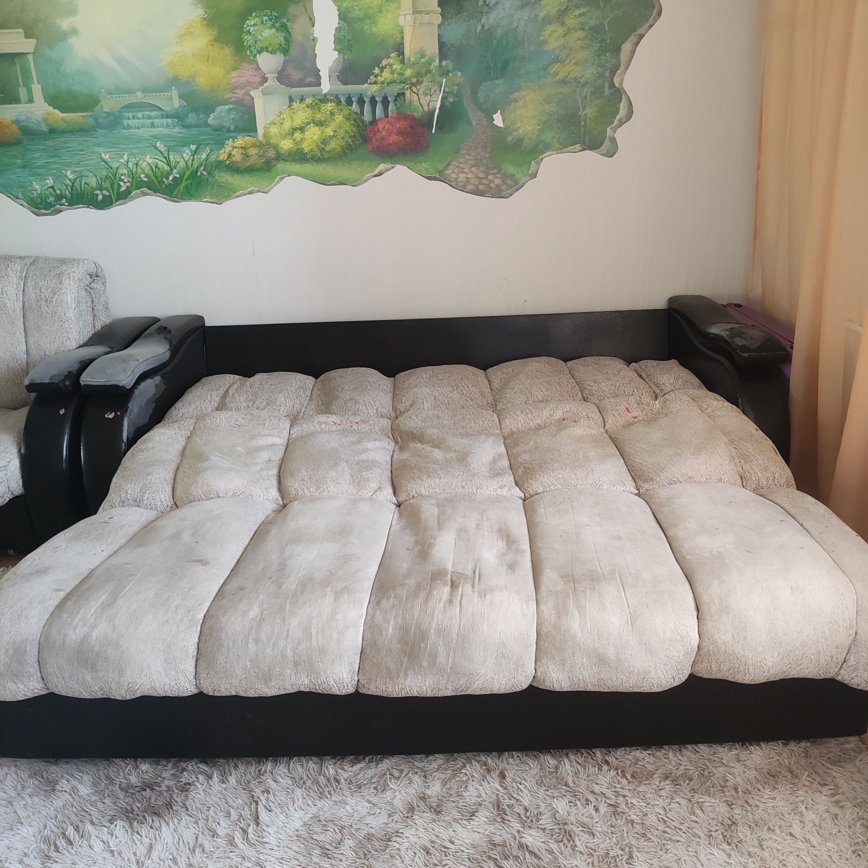 Продам диван  и кресло,в подарок чехлы и ковры