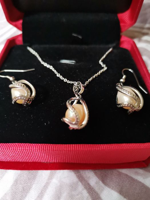 Колие и обици от перли